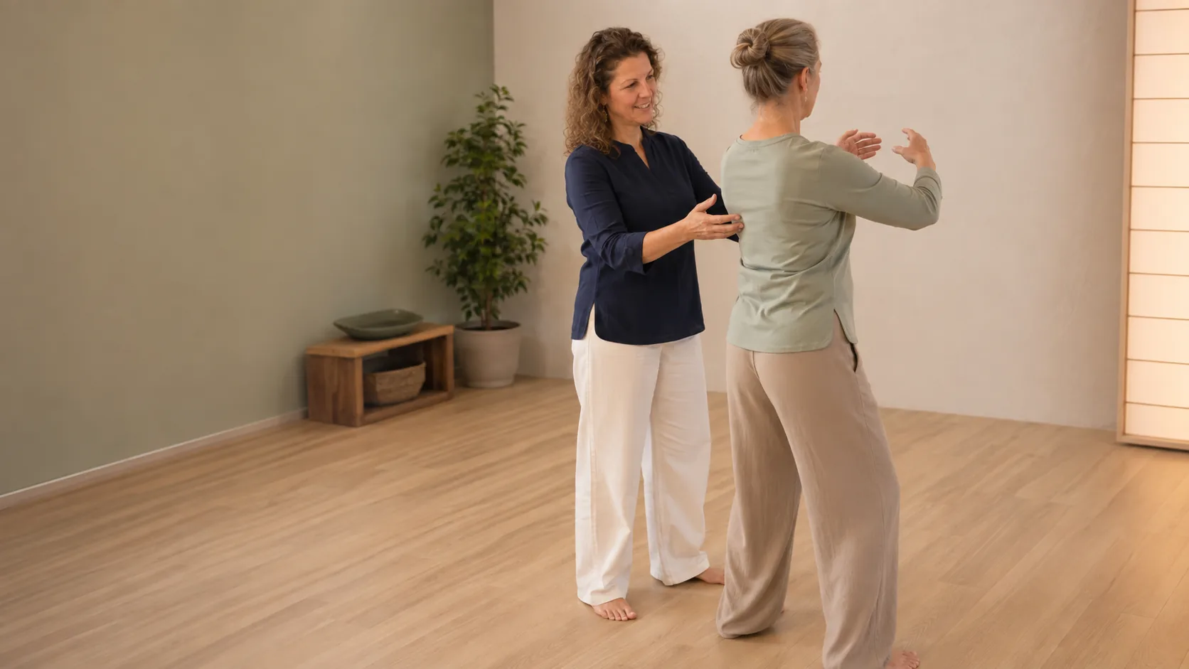 Nicole Mixa leitet eine Teilnehmerin persönlich bei einer Qi-Gong-Übung an.